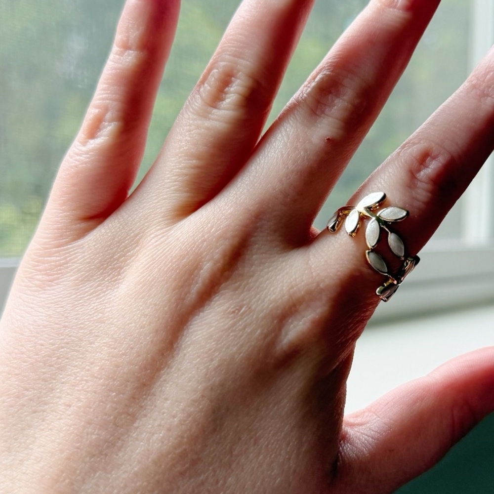Elegant Gold Leaf Ring - Picture 5 of 8